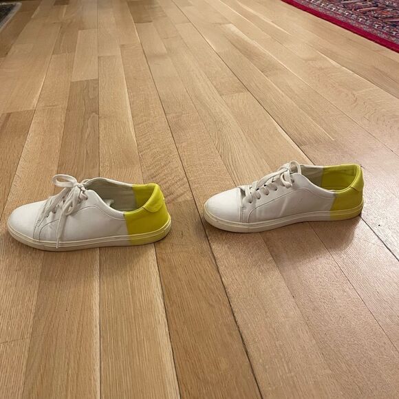 WhiteĀ sneakersā
fromāZara - Picture 8 of 8